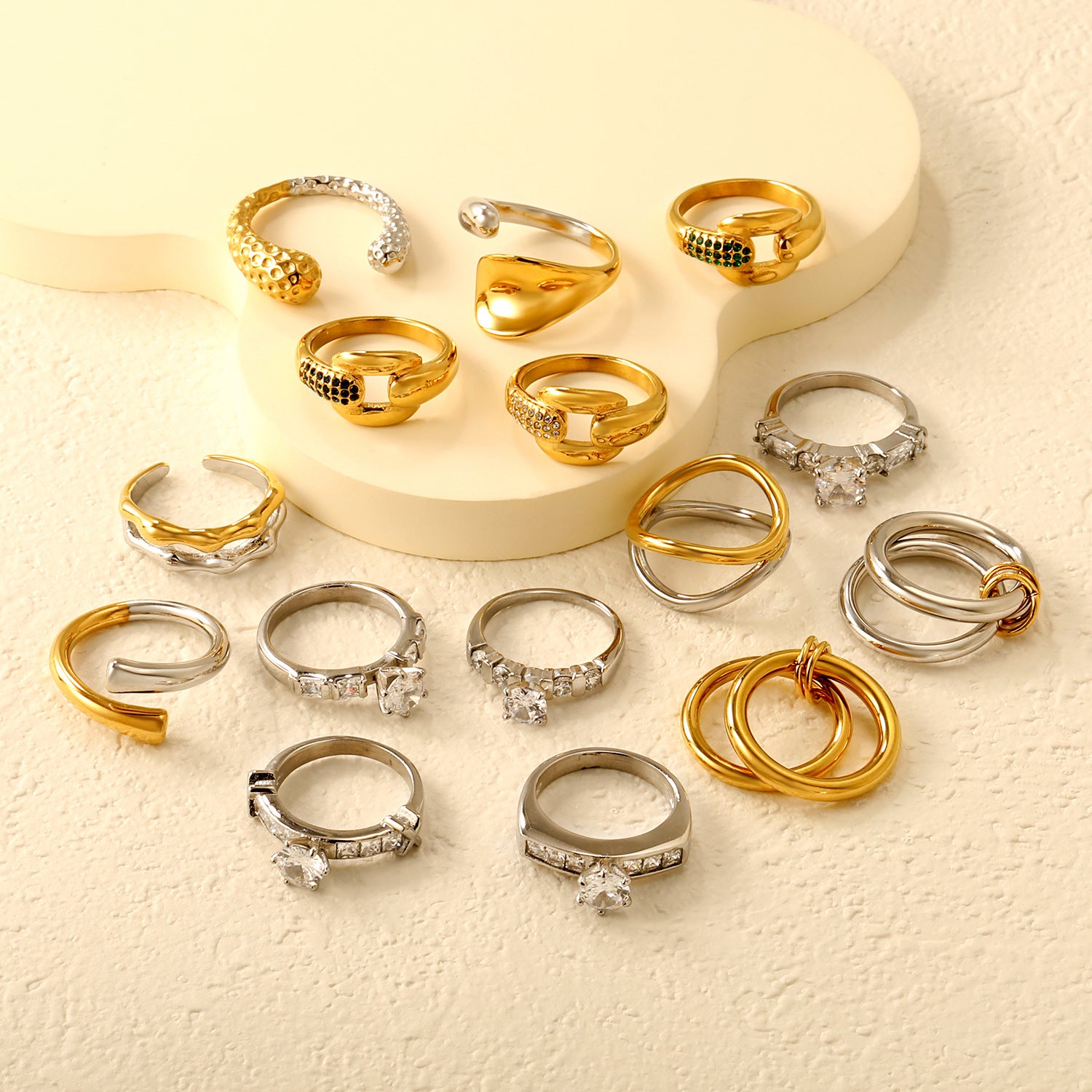 Damen Ring mit doppeltem Knoten-Design und elegantem Goldakzent Shop Nory