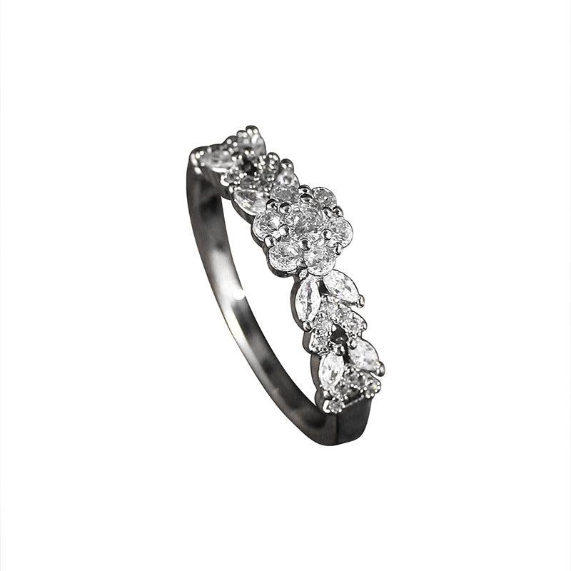 Damenring mit floralem Design und funkelnden Zirkonia-Steinen Shop Nory