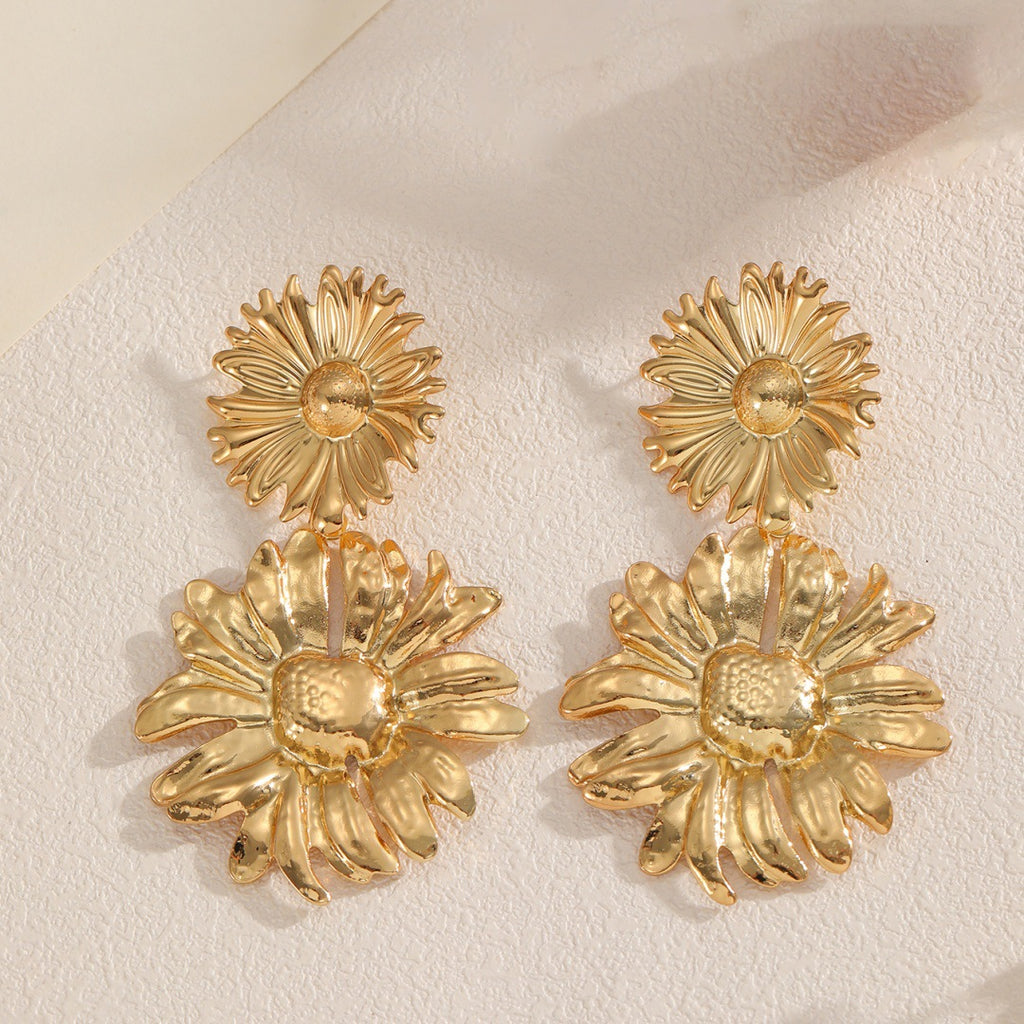 Damen Ohrringe mit floralem Design und luxuriösem Goldfinish Shop Nory