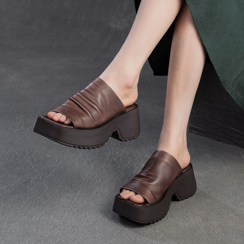 Damen Gepolsterte Plateau‑Slides mit skulptierter Profilsohle und gerafftem Lederoberschuh Shop Nory