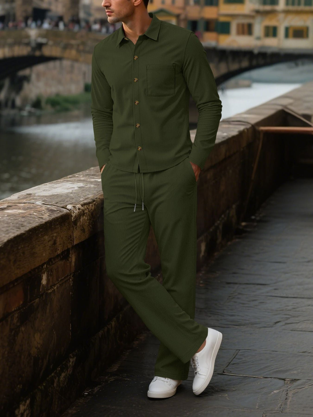 Herren eleganter Freizeitanzug mit strukturierter Oberfläche und praktischen Taschen