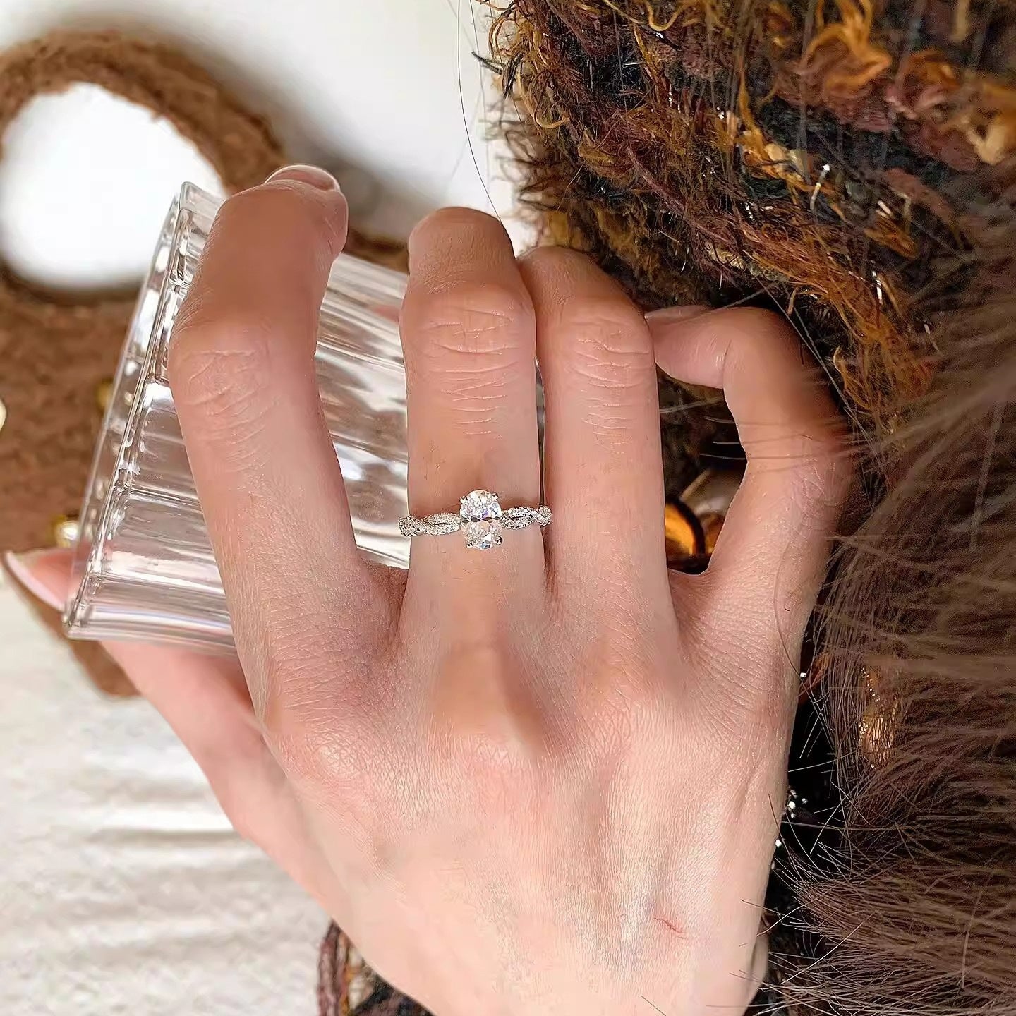 Damen Verlobungsring mit funkelndem ovalen Edelstein und filigraner Zirkonia-Verzierung Shop Nory
