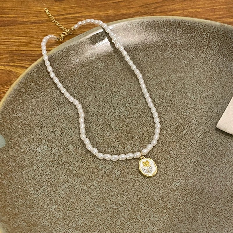 Damen Halskette mit perlenartigen Elementen und kunstvollem Anhänger Shop Nory