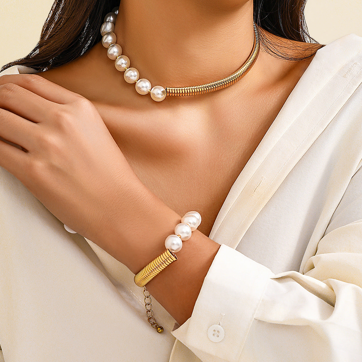 Damen Armreifen mit eleganten Perlen und modernem Design