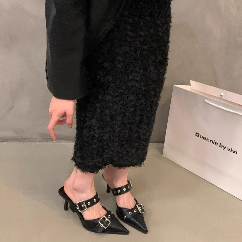 Damen Spitz zulaufende Mule‑Pantoletten mit doppeltem Schnallenriemen, Ösen‑Detail und niedrigem Kitten‑Absatz Shop Nory