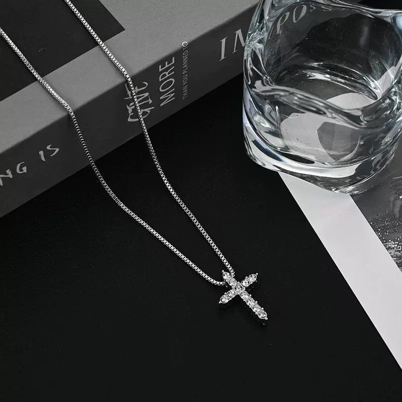 Damen Halskette mit funkelndem Kreuzanhänger aus hochwertigem Edelstahl Shop Nory