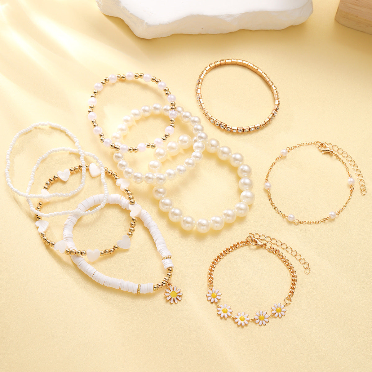 Damen Armband-Set mit stilvollen Perlen und bunten Blumenanhängern Shop Nory