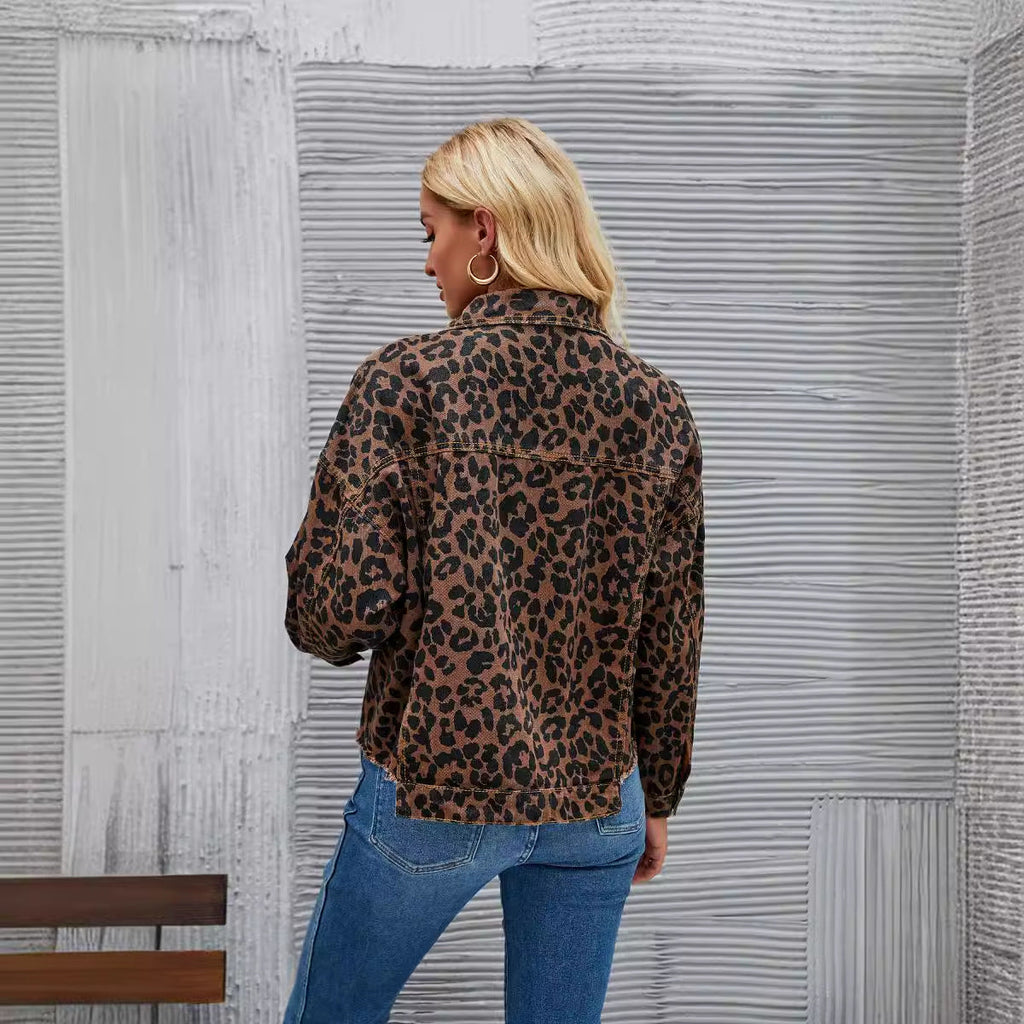 Damen Jeansjacke im angesagten Leo-Design mit oversized Schnitt