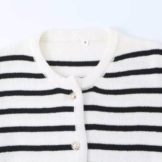 Damen Gestreifte Strickjacke mit Rundhalsausschnitt, Zierknopfleiste und aufgesetzten Taschen Shop Nory