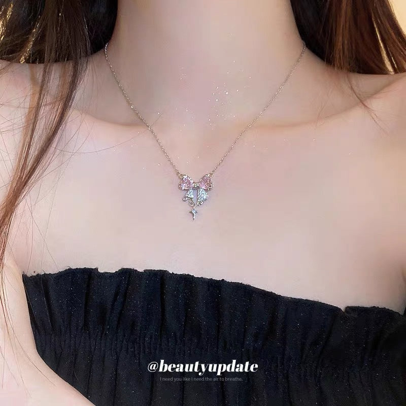 Damen Halskette mit funkelndem Schleifenanhänger und Kristallverzierung Shop Nory