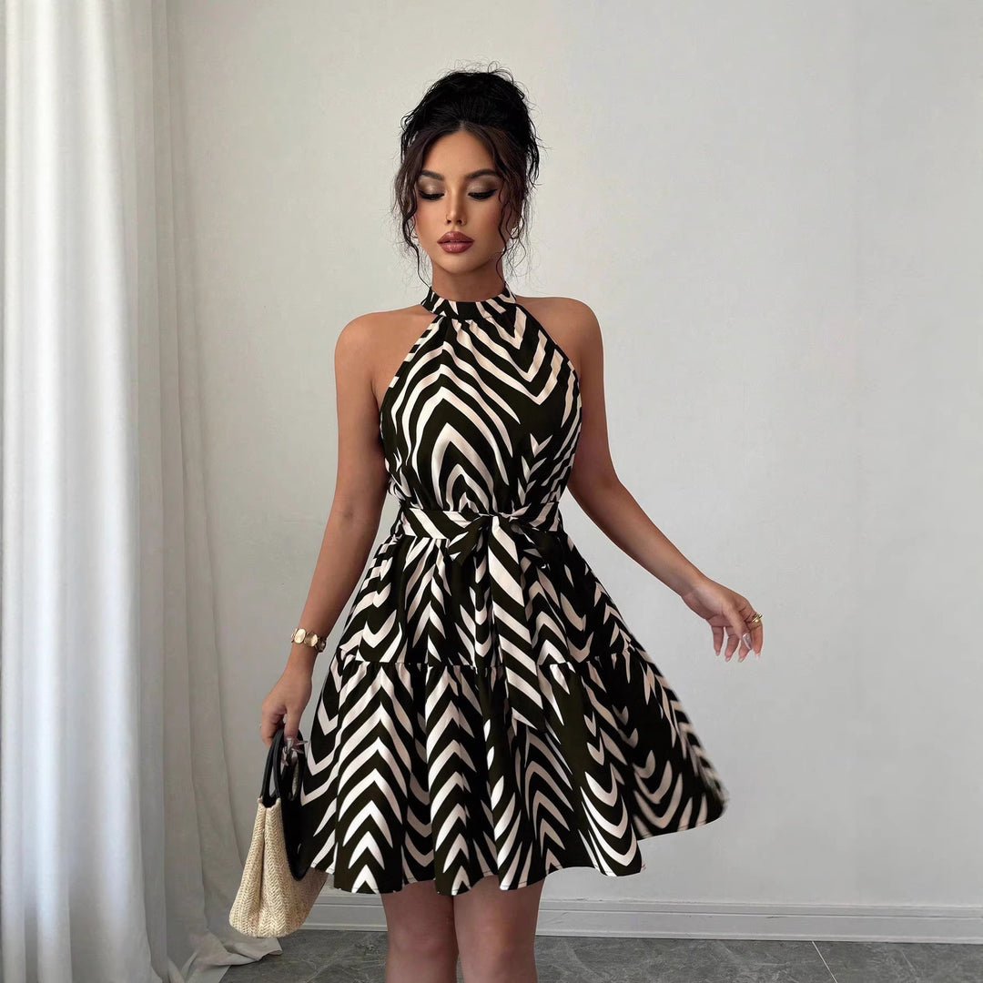 Damen Gestuftes Chiffon‑Sommerkleid mit Neckholder, Taillengürtel und grafischem Print Shop Nory