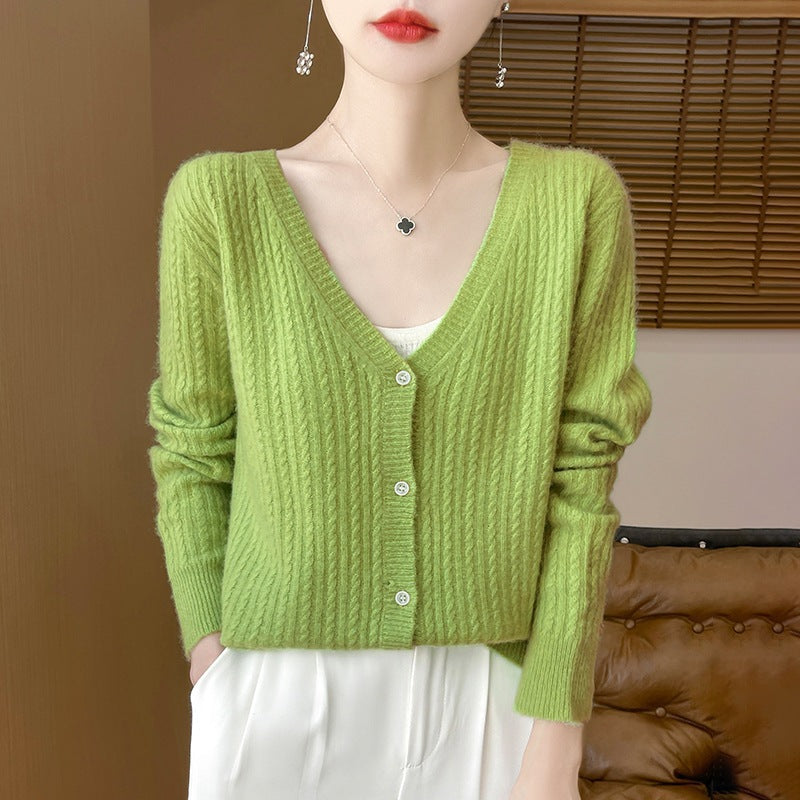 Damen Kurzgeschnittener Feinstrick-Cardigan mit V‑Ausschnitt, feiner Rippenstruktur und Perlmuttknöpfen Shop Nory