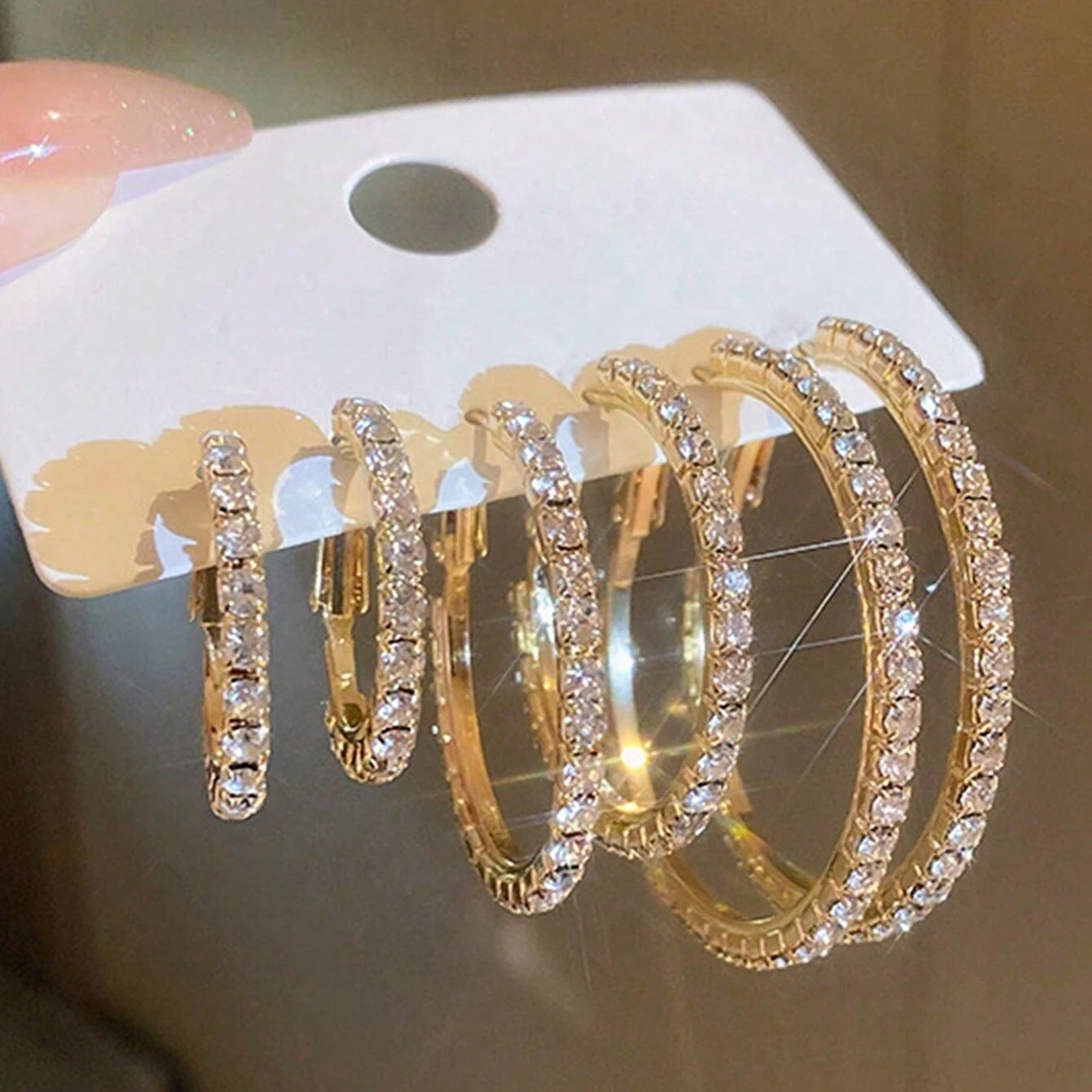 Damen Creolen mit funkelnden Zirkonia-Akzenten Shop Nory