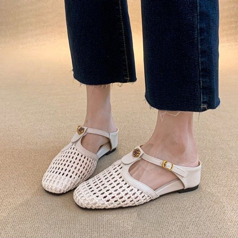 Damen Geflochtene Mule-Ballerinas mit T-Riemen und dekorativer Rosenapplikation Shop Nory