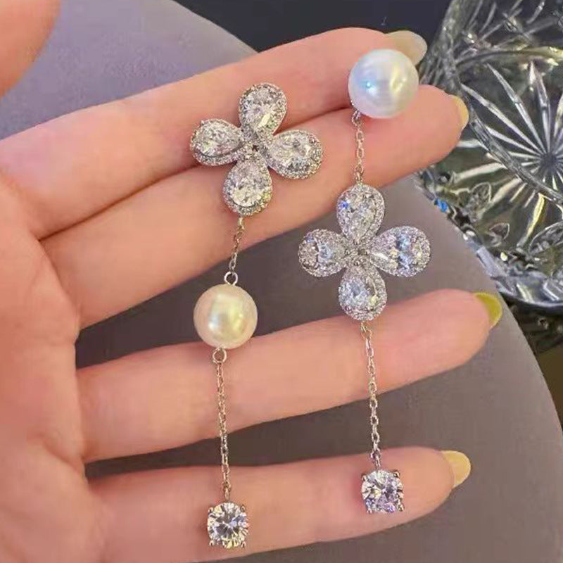 Damen Ohrhänger mit floralem Design, funkelnden Zirkonia und Perlenakzenten Shop Nory