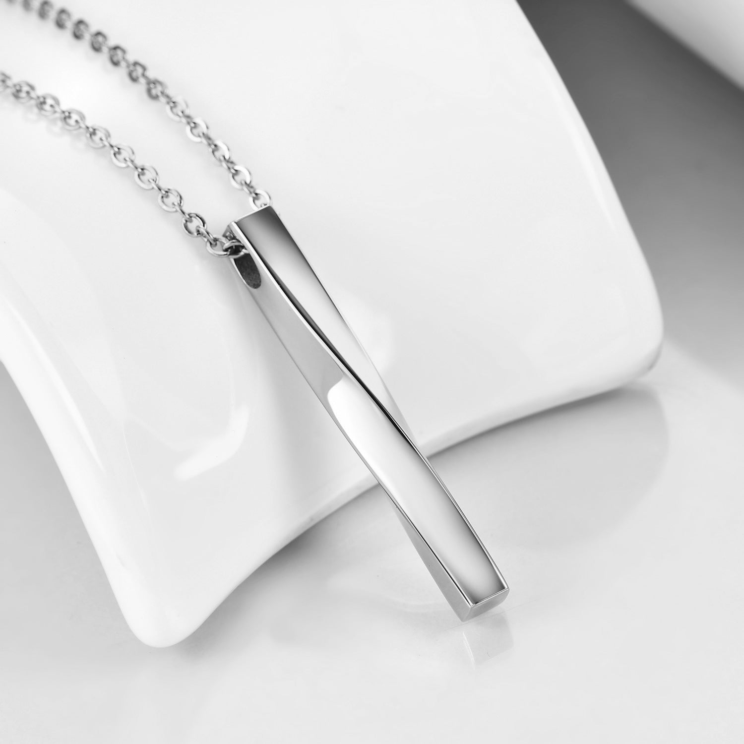 Herren Edelstahlkette mit stilvollem, geschwungenem Anhänger Shop Nory