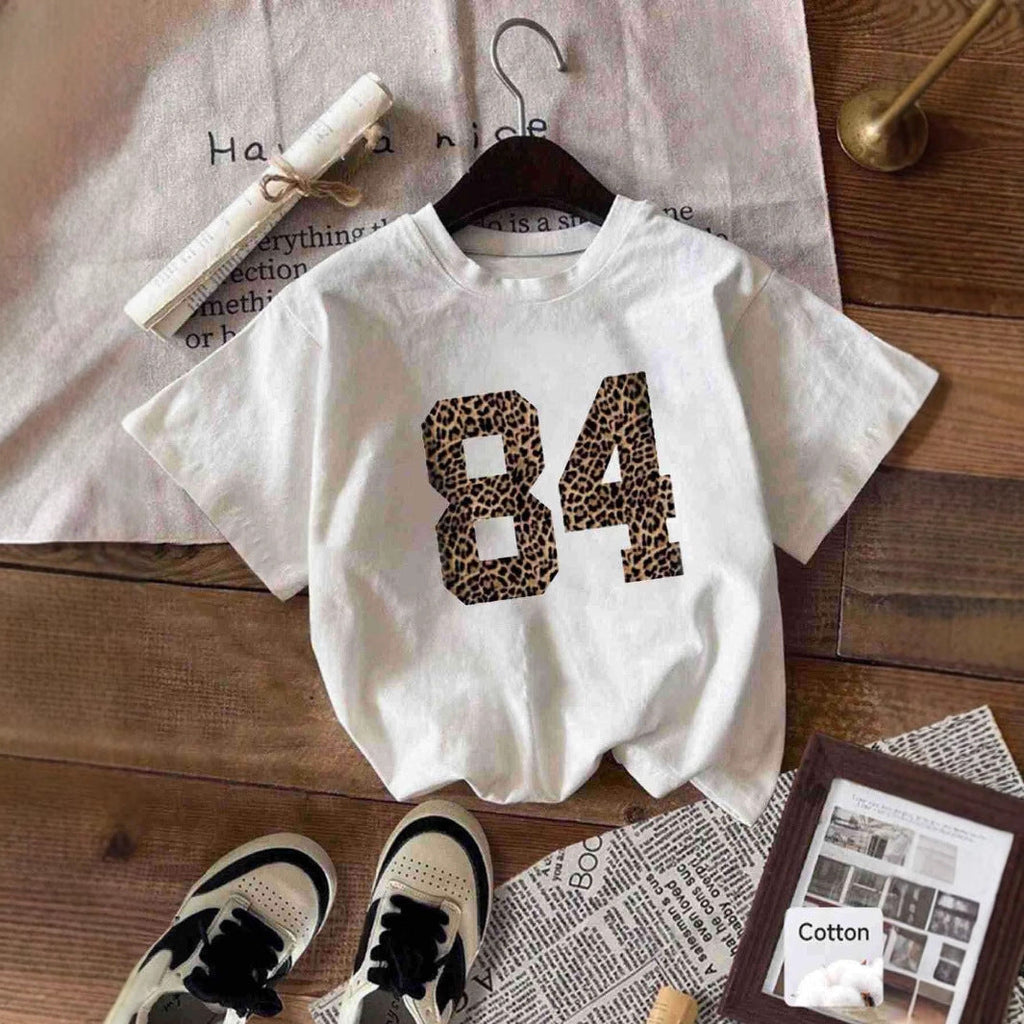 Damen T-Shirt mit kreativem Schriftzug im modernen Graffiti-Stil Shopnory