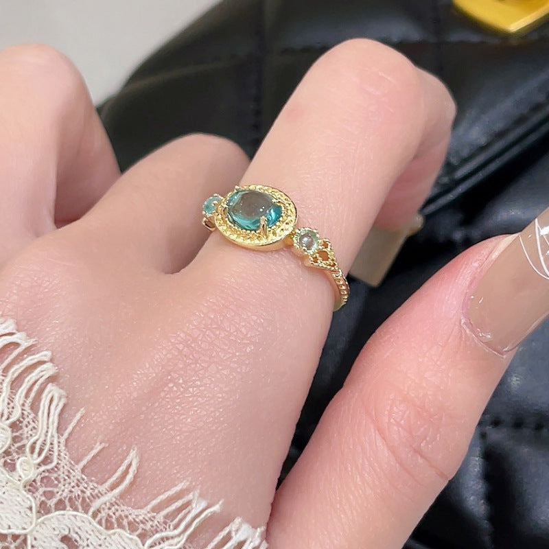 Damenring mit einzigartigem ovalem Entwurf und detailreichen Steinen Shop Nory