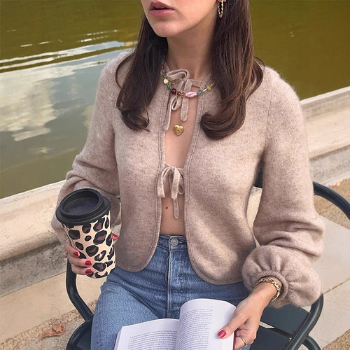 Damen Kurz geschnittene Strickjacke mit Bindebändern, Samtig-weicher Bouclé‑Optik und Ballonärmeln Shop Nory