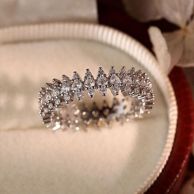 Damenring mit stilvollem Spitzen-Design und funkelnden Kristallen Shop Nory
