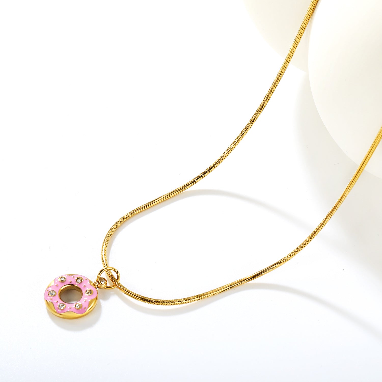 Damen Halskette mit verspieltem Donut-Anhänger und funkelnden Kristallen Shop Nory
