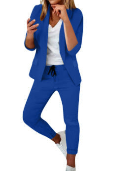 Damen elegantes und modernes Anzug-Set mit tailliertem Blazer und schmalen Hosen