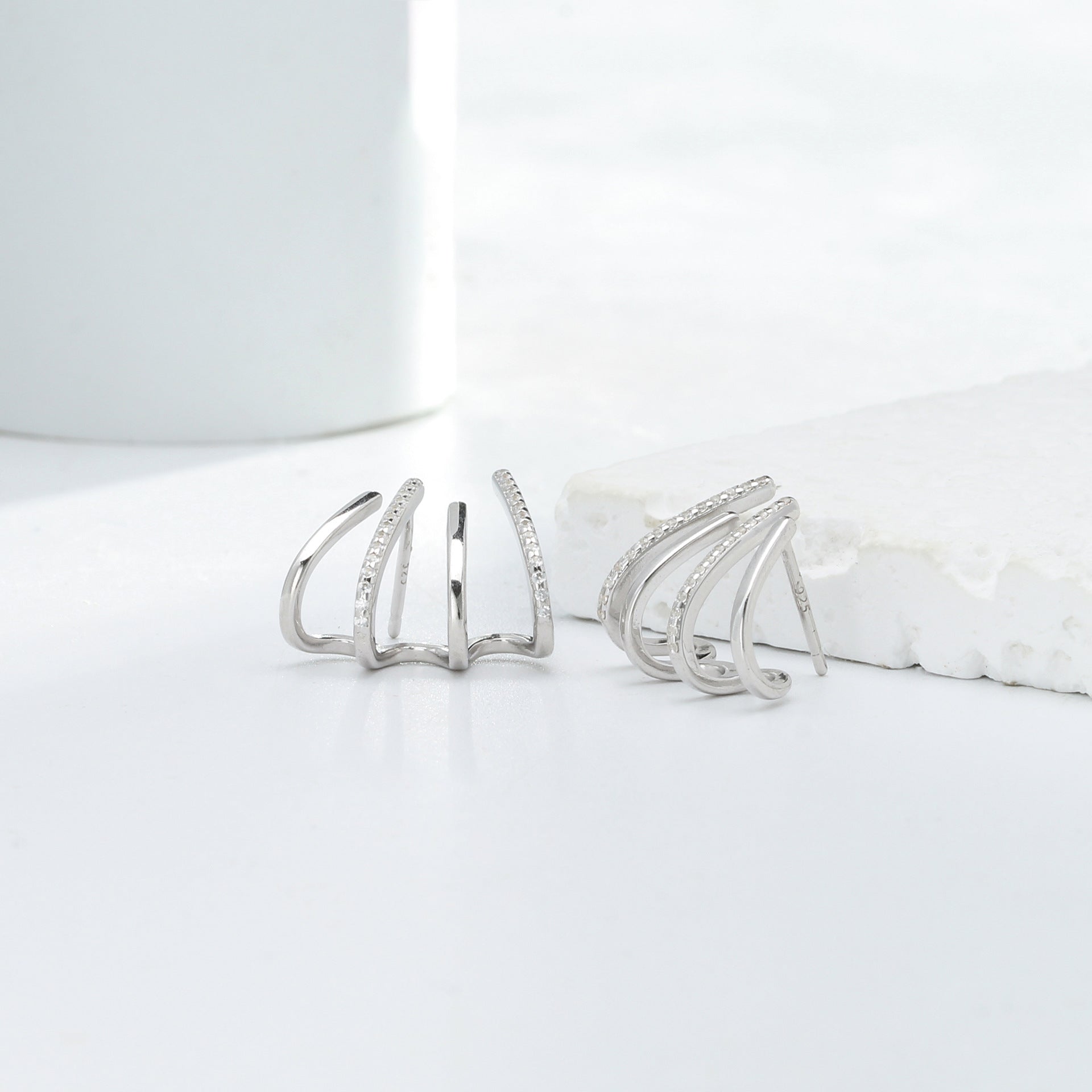 Damen Ohrstecker mit geschwungenem Design und funkelnden Kristalldetails Shop Nory