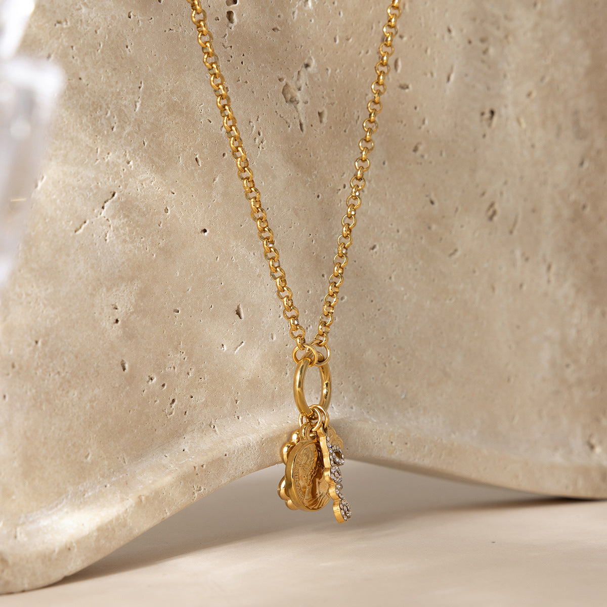 Damen mehrlagige Halskette mit floralem Anhänger und charmanten Details Shop Nory