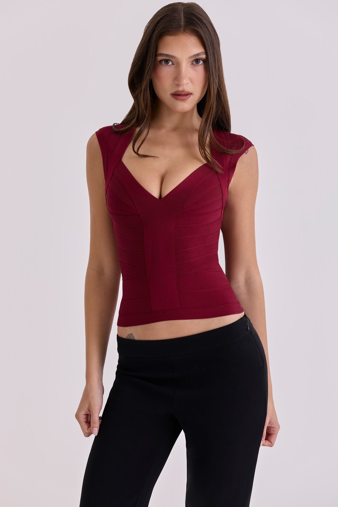 Damen figurformendes Top mit modernem V-Ausschnitt und hochwertigem Material