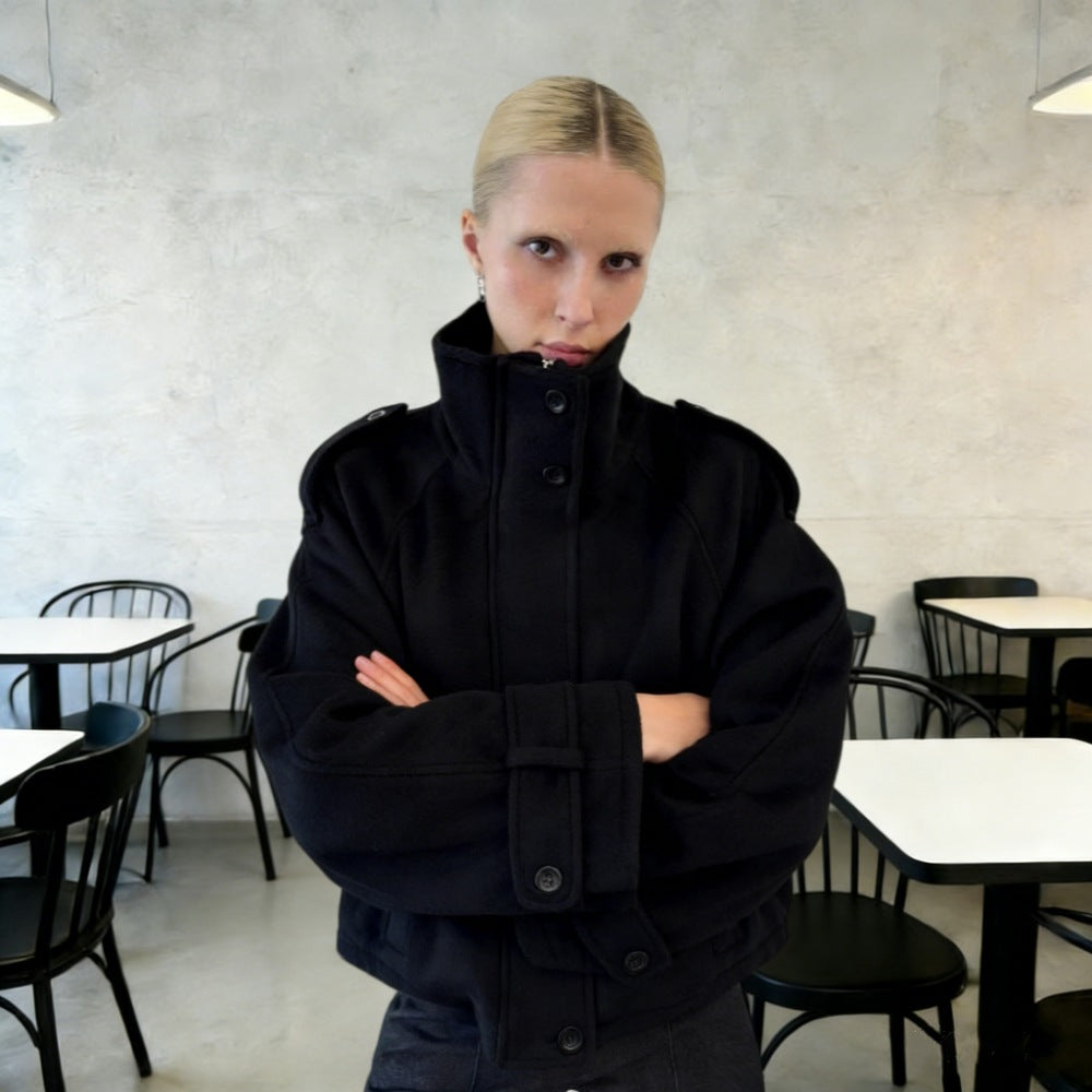 Damen nan kurzer Wollmix-Blouson mit hohem Stehkragen, Schulterpatten und voluminösen Ballonärmeln Shop Nory