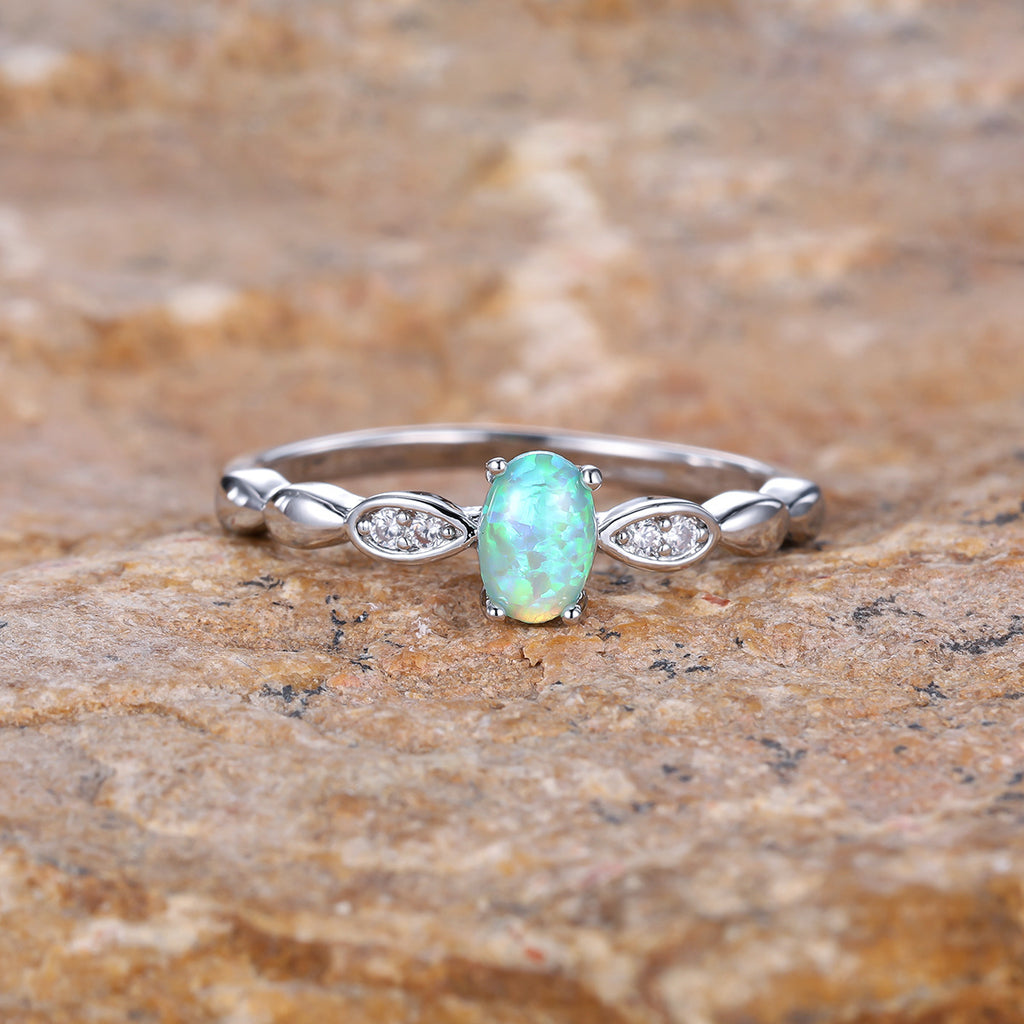 Damen Ring mit kunstvoller Opal-Fassung und funkelnden Zirkonia Shop Nory