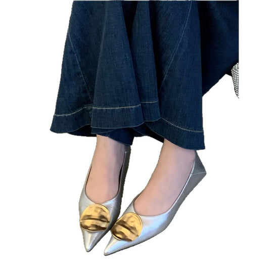 Damen Spitz zulaufende Metallic-Slipper mit dezentem Keilabsatz und appliziertem Deko‑Vamp Shop Nory