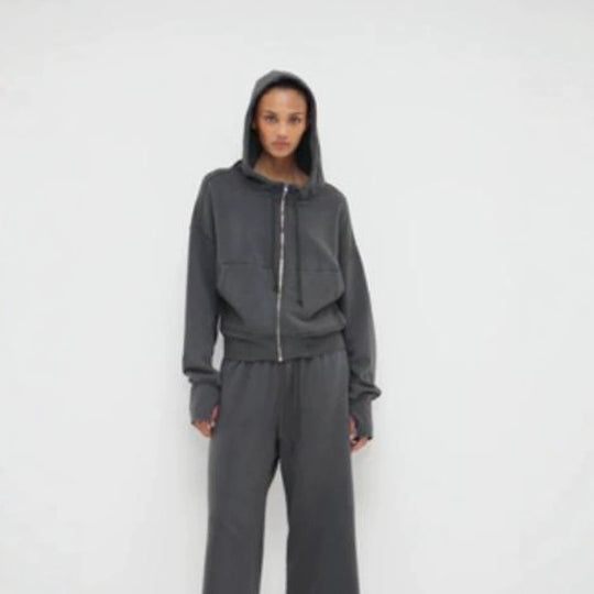 Damen Kapuzen-Sweatjacke im Cropped-Schnitt mit durchgehendem Reißverschluss, Kängurutaschen und verlängerten Ärmelbündchen Shop Nory