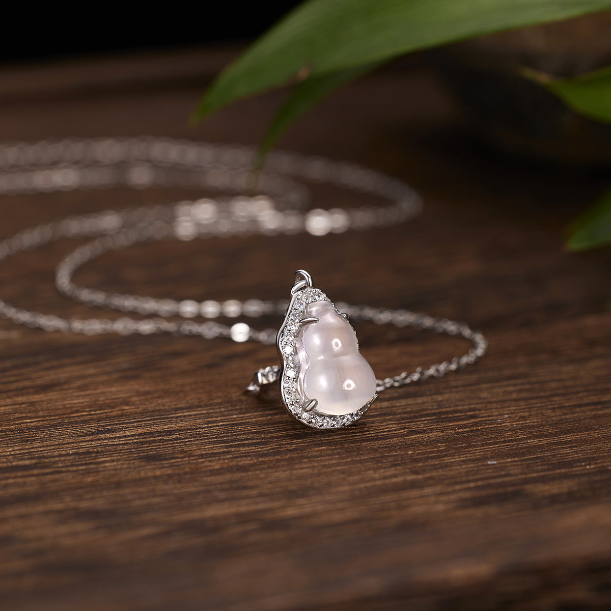Damen Halskette mit kunstvollem Buddha-Anhänger und strahlenden Zirkoniasteinen Shop Nory