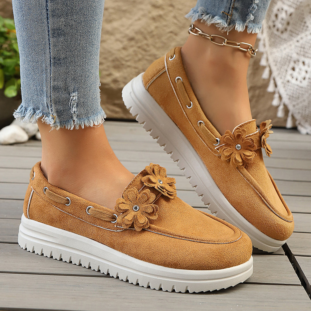 Damen Velours‑Slipper mit Blumenapplikation und profilierter Plateau‑Sohle Shop Nory
