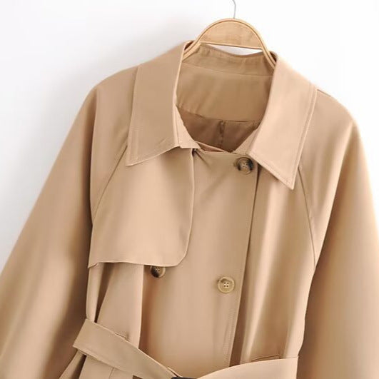 Damen Kurzer taillierter Trenchcoat mit Bindegürtel, asymmetrischer Sturmklappe und Manschettenriemen Shop Nory