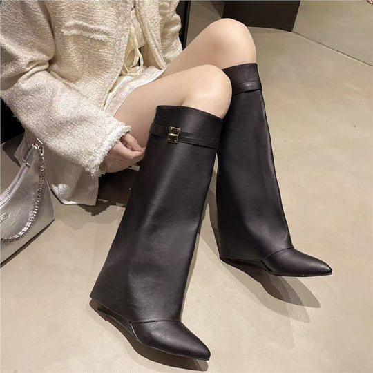 Damen kniehohe Lederstiefel mit geradem Schaft, flacher Sohle und Zierschloss Shop Nory