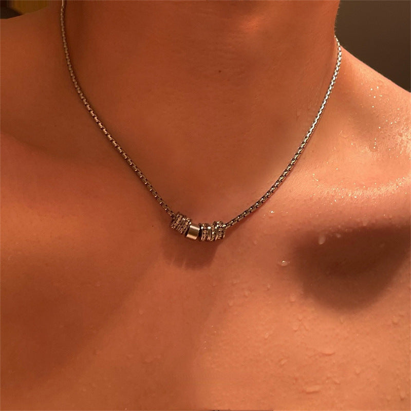 Damen Halskette mit eleganten gravierten Anhängern und modernem Design Shop Nory