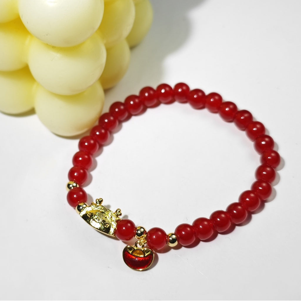 Damen Armband mit leuchtenden Perlen und charmantem Anhänger Shop Nory