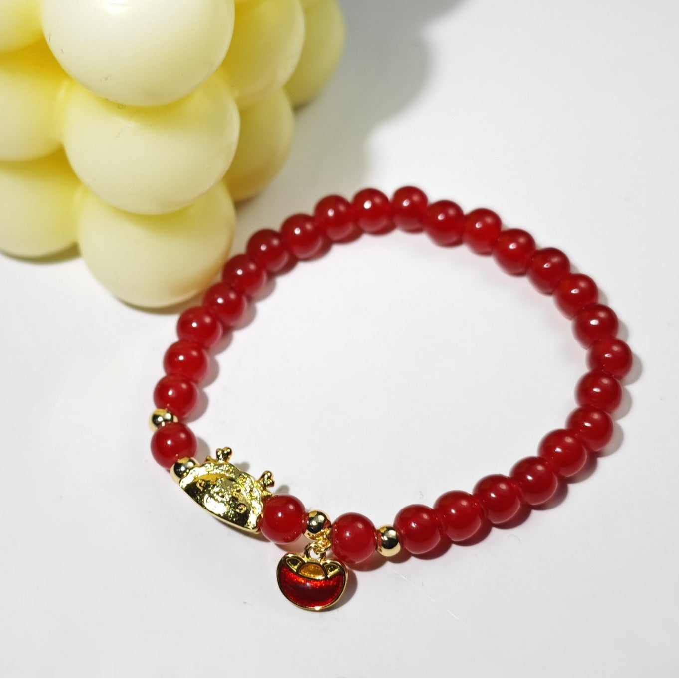 Damen Armband mit leuchtenden Perlen und charmantem Anhänger Shop Nory
