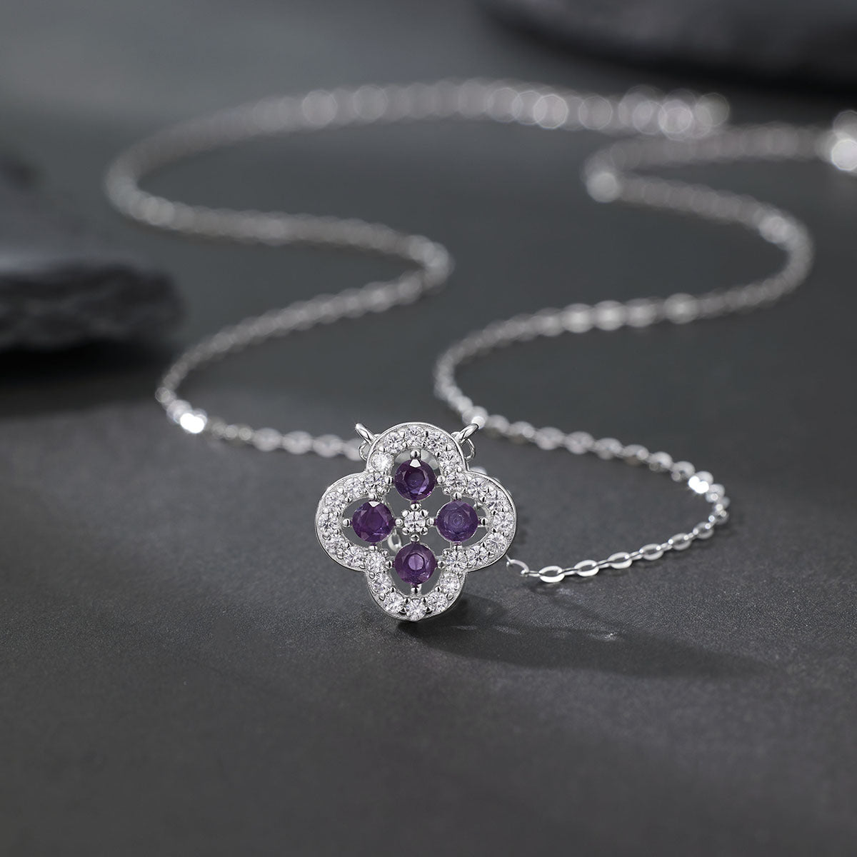 Damen Halskette mit floralem Amethyst-Anhänger und funkelnden Zirkonia-Elementen Shop Nory
