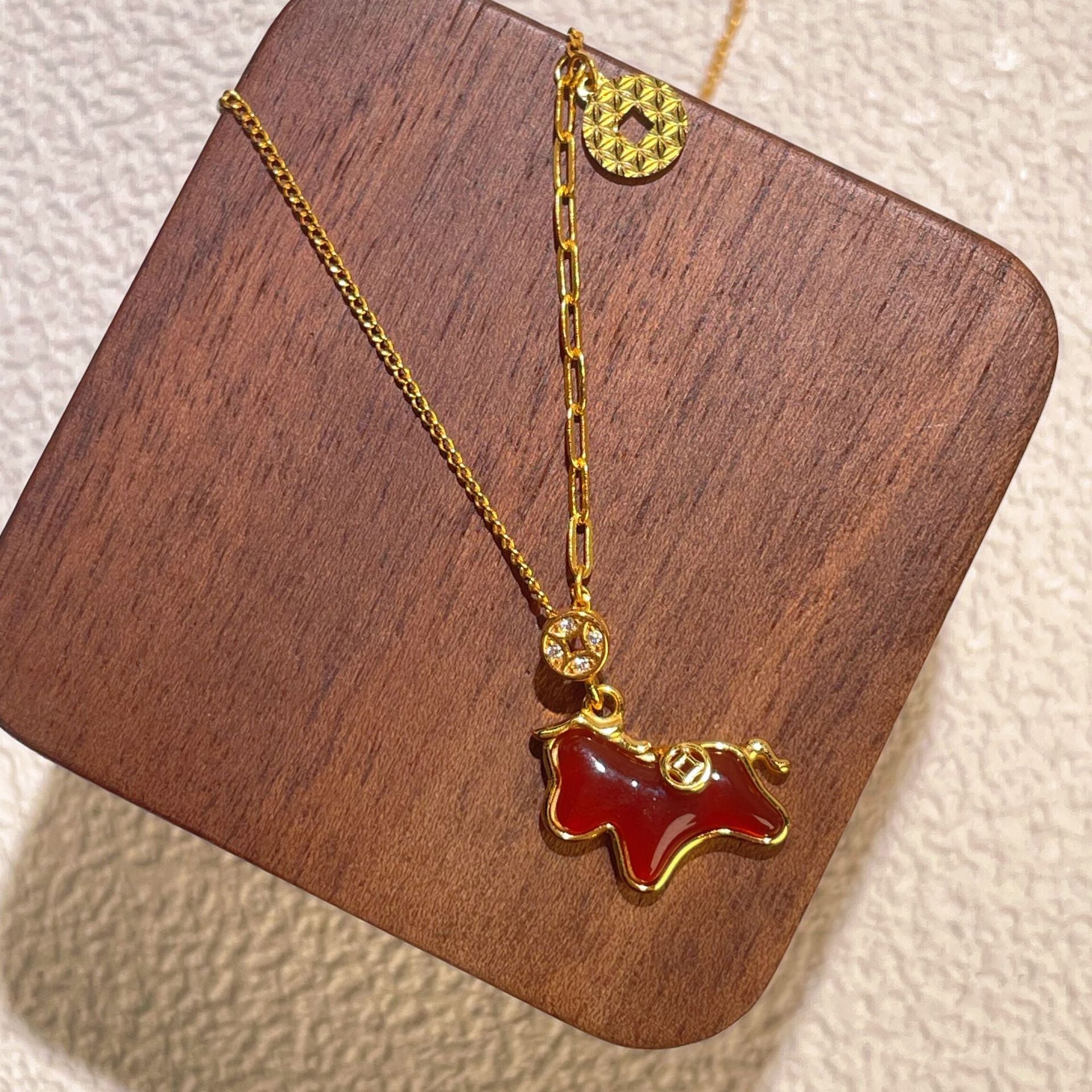 Damen Halskette mit trendigem Hundehals-Anhänger und goldener Gliederkette Shop Nory