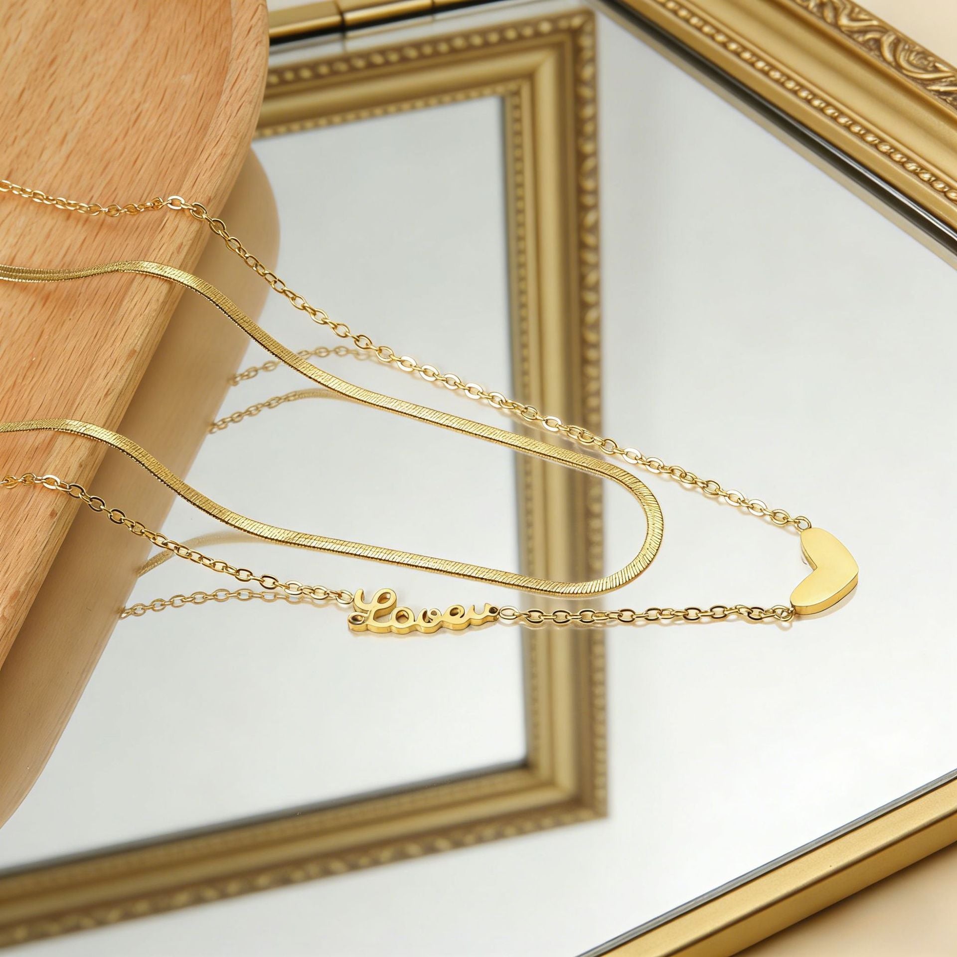 Damen Halskette mit goldplattiertem Herz-Anhänger und personalisiertem Namenszug Shop Nory