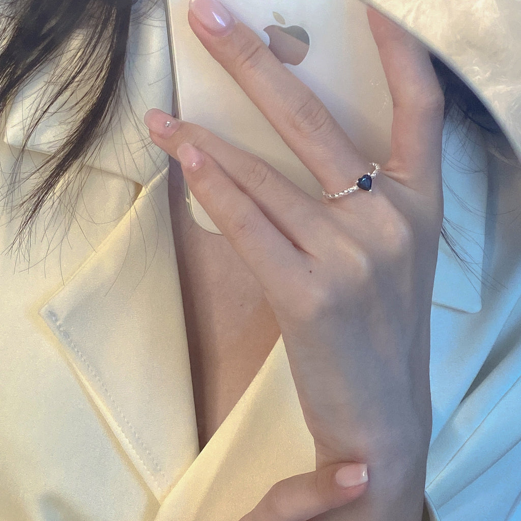 Damen zarter Ring mit herzförmigem Onyx und kunstvollem Banddesign Shop Nory