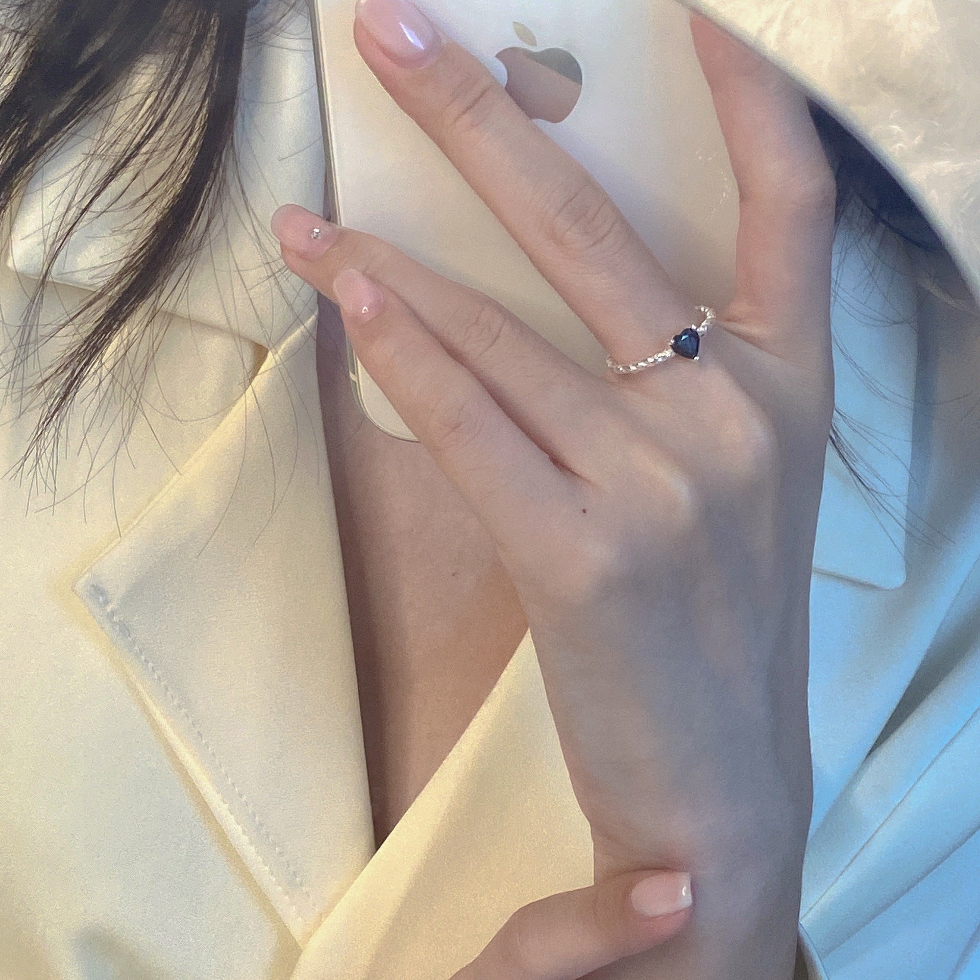 Damen zarter Ring mit herzförmigem Onyx und kunstvollem Banddesign Shop Nory