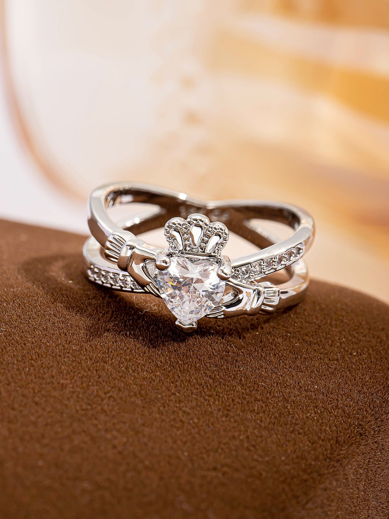 Damen herzförmiger und eleganter Ring mit Zirkonia Shop Nory