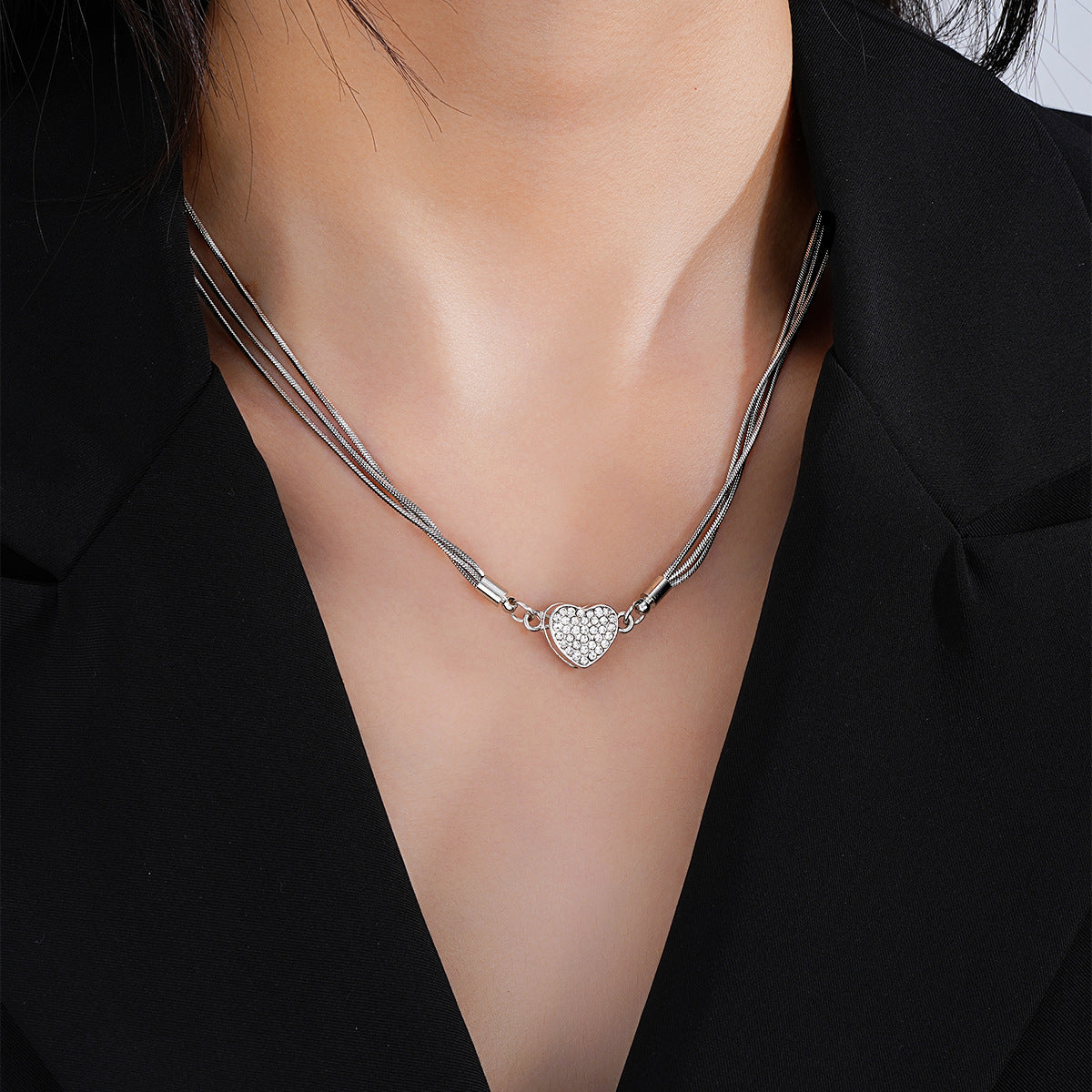 Damen Halskette mit einzigartigem Herzanhänger und funkelnden Zirkonia Steinen Shop Nory