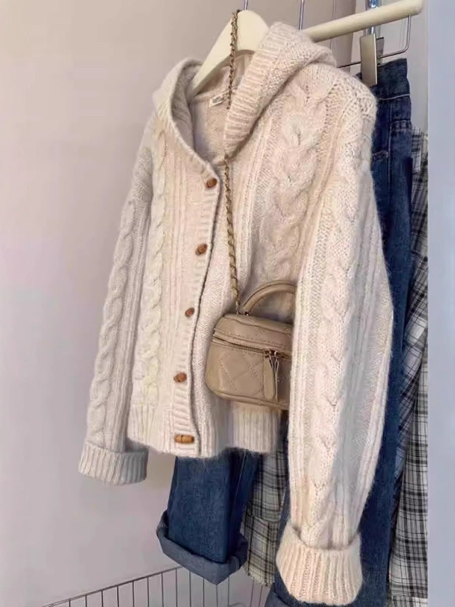 Damen Kapuzen-Strickjacke mit Zopfstrick, Holzknopfleiste und kastiger Silhouette Shop Nory