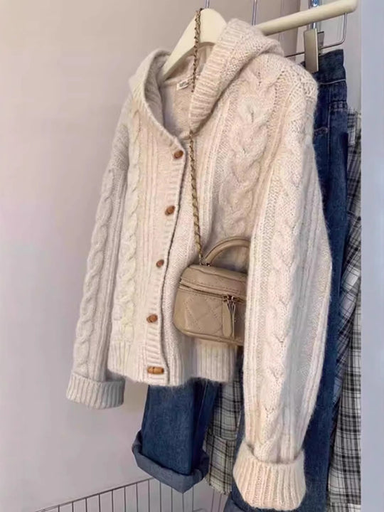 Damen Kapuzen-Strickjacke mit Zopfstrick, Holzknopfleiste und kastiger Silhouette Shop Nory