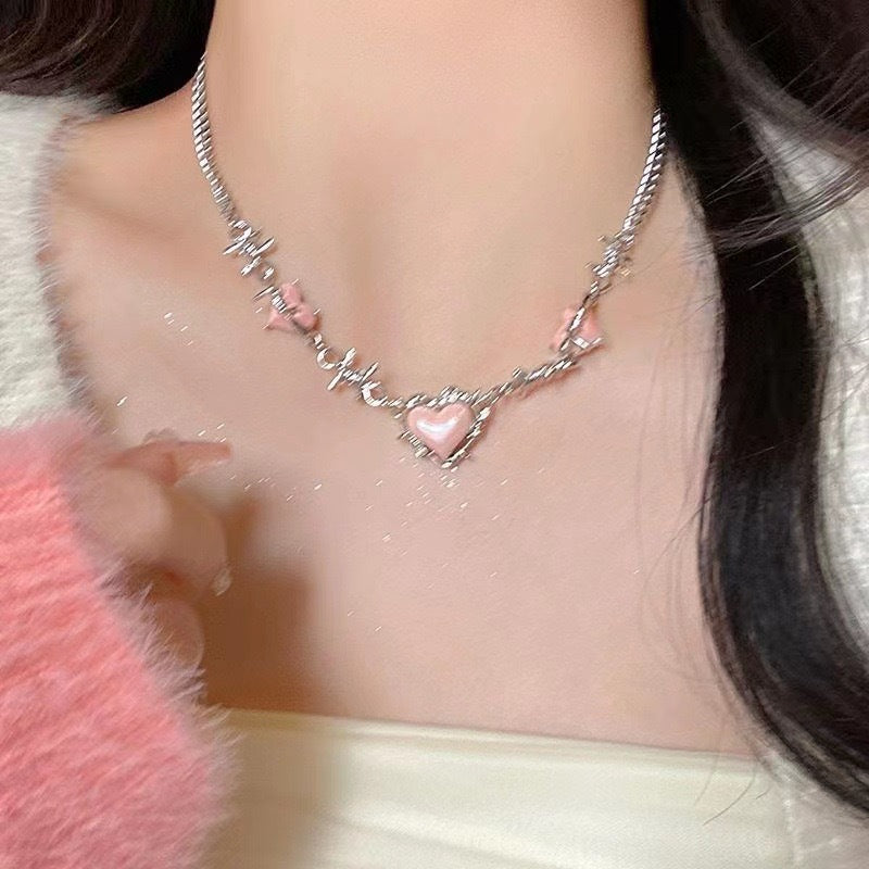 Damen Halskette mit elegantem Herzanhänger und zarten Perlendetails Shop Nory